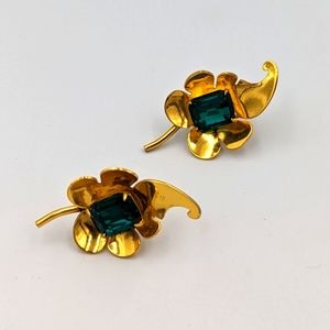 Amazing Vintage Gold Tone 925 Sterling Screw Back Emerald Green Glass Earrings